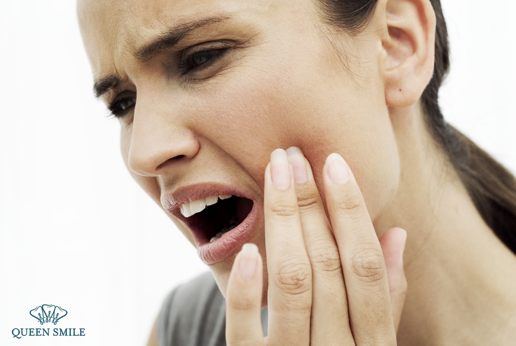 bọc răng sứ giá rẻ gây đau nhức và ê buốt răng 