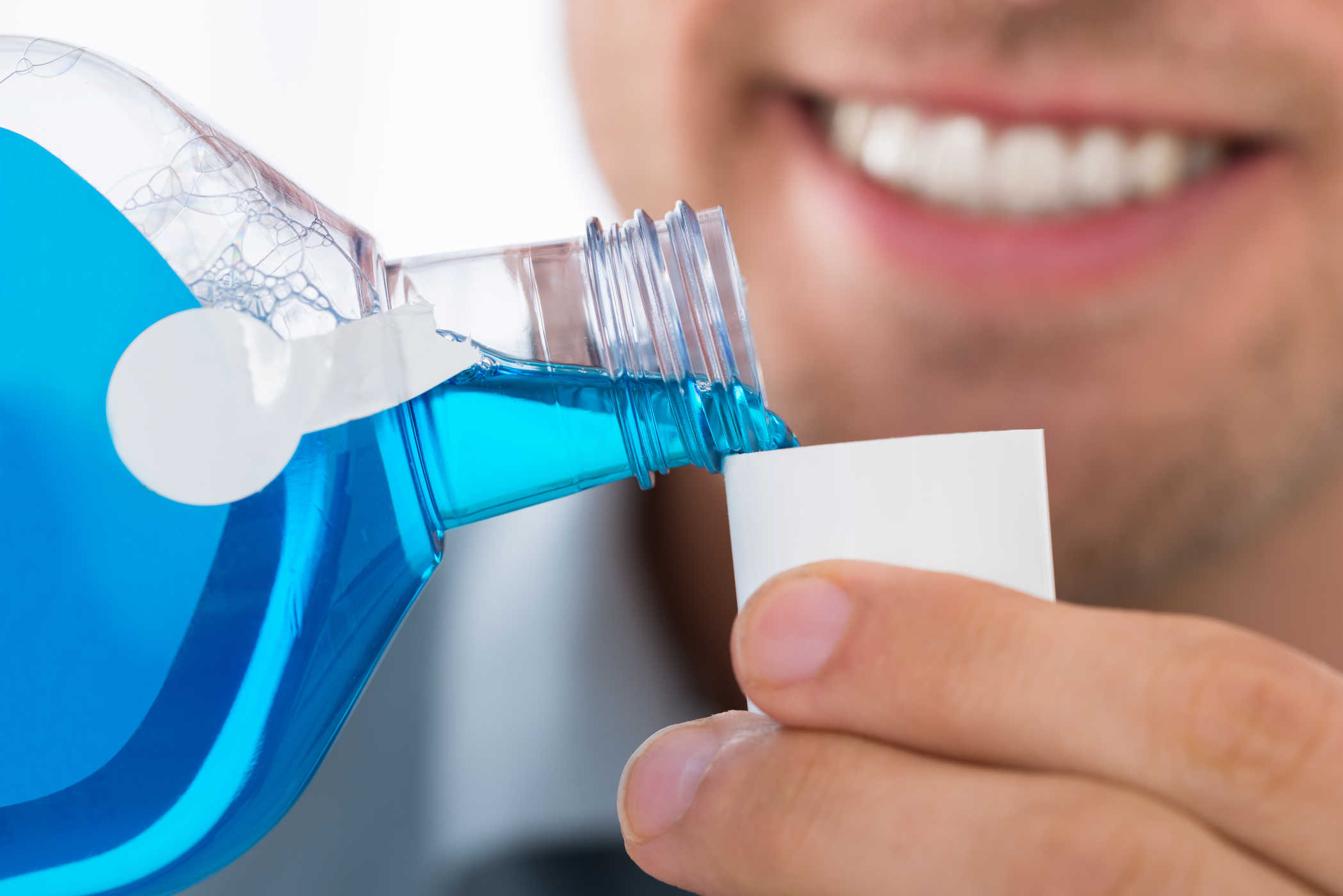 Dùng nước súc miệng hoặc nước ấm khi không có bàn chải đánh răng