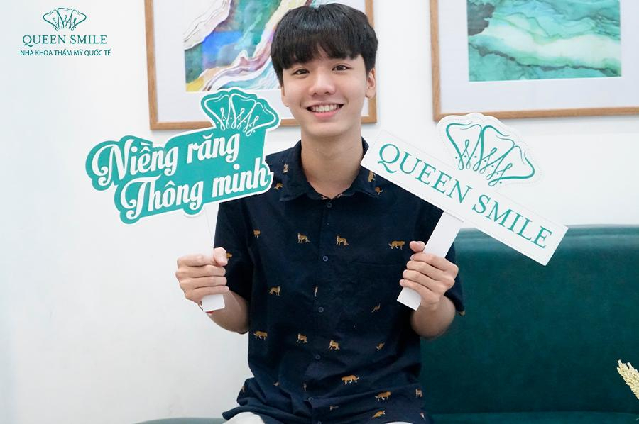 Khách hàng tháo niềng tại Queen Smile