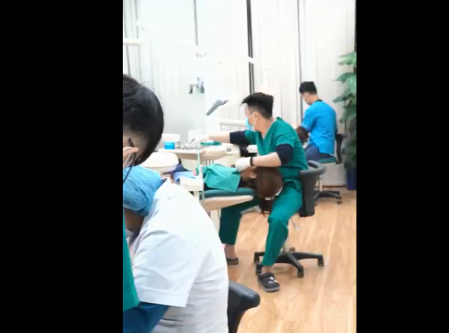 Phòng khám Nha khoa Queen Smile đánh liều sử dụng nhân sự là nam giới không được Sở Y tế Hà Nội phê duyệt Phòng khám Nha khoa Queen Smile đánh liều sử dụng nhân sự là nam giới không được Sở Y tế Hà Nội phê duyệt