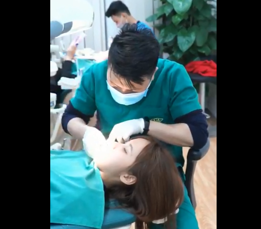 Phòng khám Nha khoa Queen Smile đánh liều sử dụng nhân sự là nam giới không được Sở Y tế Hà Nội phê duyệt Phòng khám Nha khoa Queen Smile đánh liều sử dụng nhân sự là nam giới không được Sở Y tế Hà Nội phê duyệt