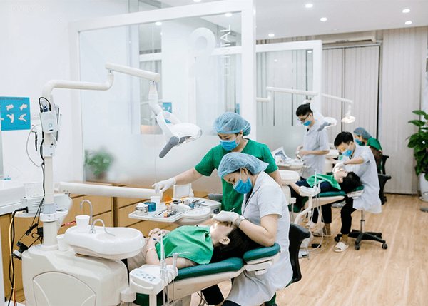 Đội ngũ bác sĩ giàu kinh nghiệm cùng trang thiết bị cao cấp góp công lớn vào sự thành công của việc bọc răng sứ